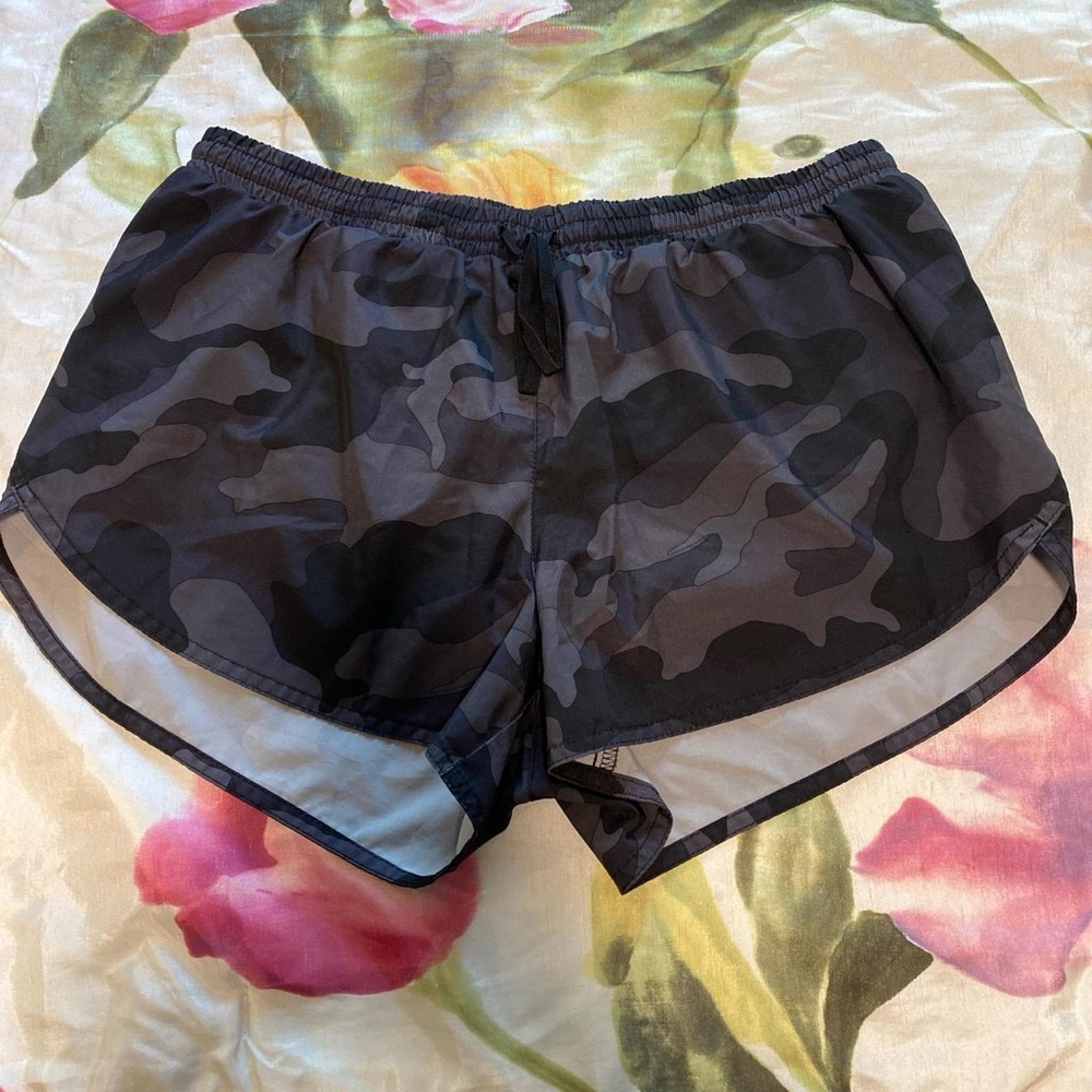 grey shorts